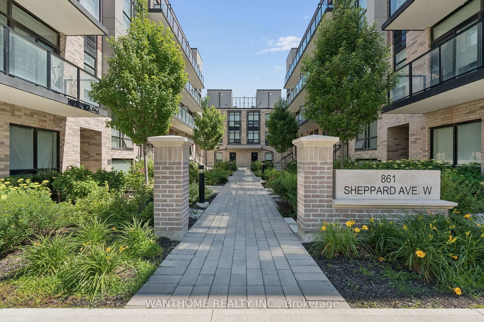 Townhouse sold at 15-861 Sheppard Avenue, Toronto, Ontario, M3H 0E9 - Clanton Park - MLS: C13629902