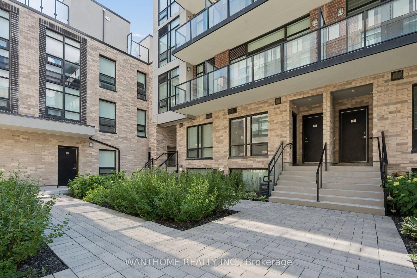 Townhouse sold at 15-861 Sheppard Avenue, Toronto, Ontario, M3H 0E9 - Clanton Park - MLS: C13629902