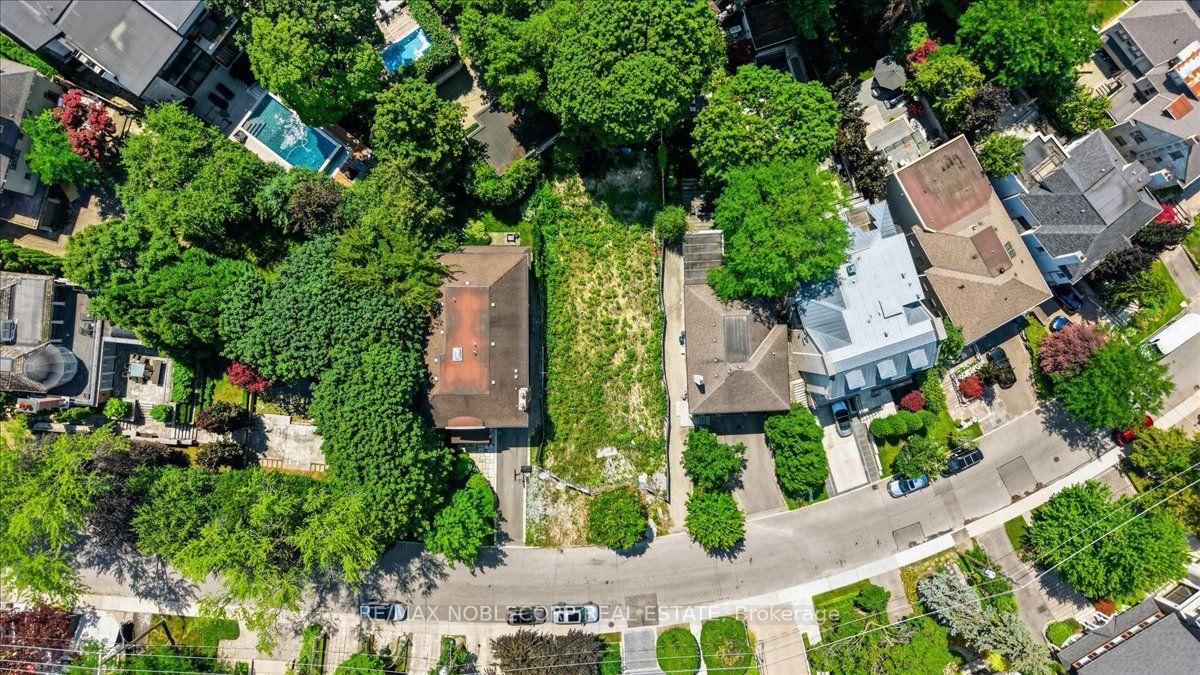 Property at 180 Dunvegan