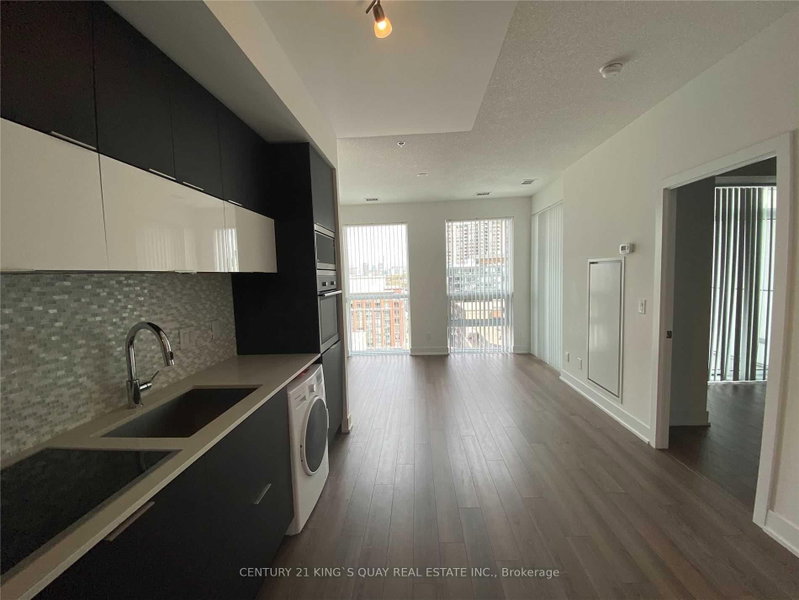 1002 - 318 Richmond Street W