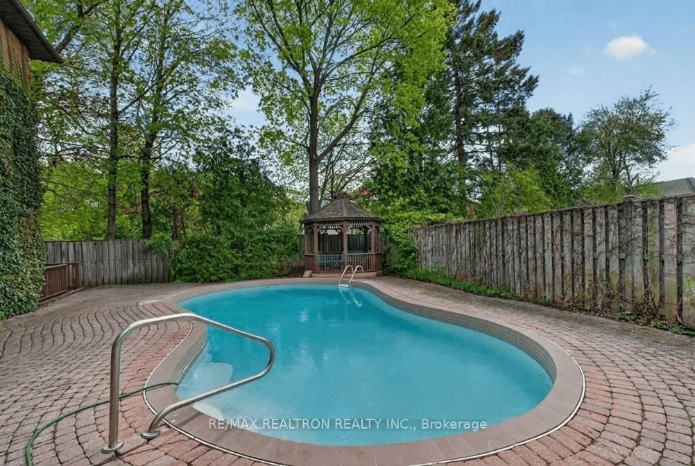 15 Sunforest Court • Toronto, ON photo 10