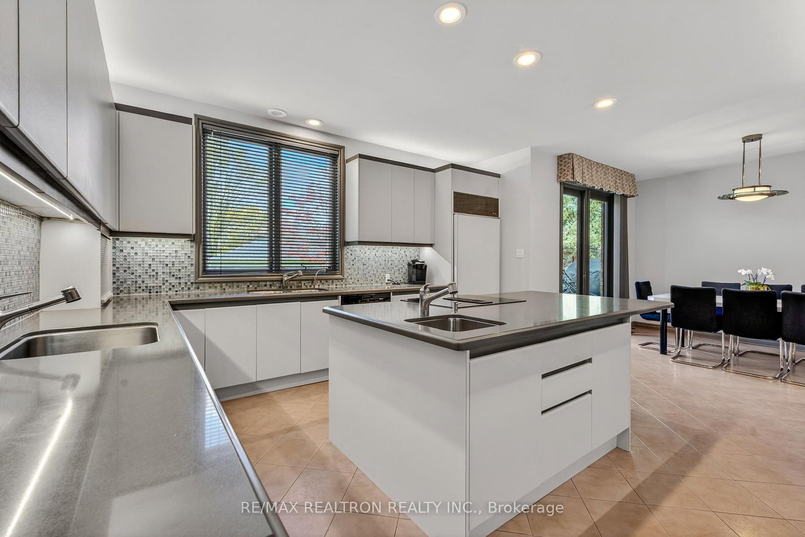 15 Sunforest Court • Toronto, ON photo 27