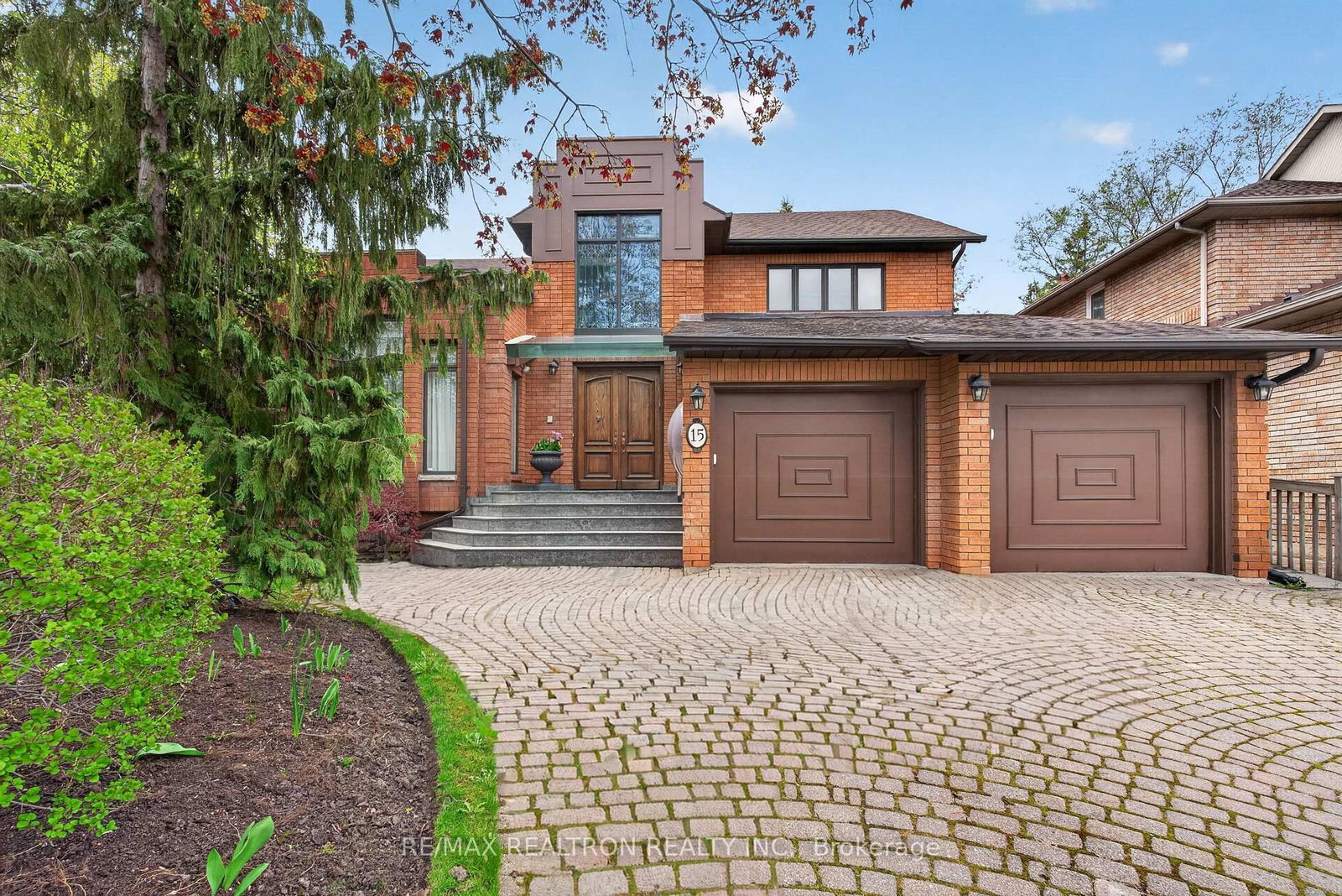 15 Sunforest Court • Toronto, ON photo 3
