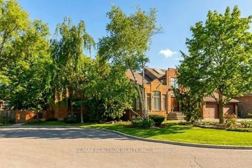 15 Sunforest Court • Toronto, ON photo 5