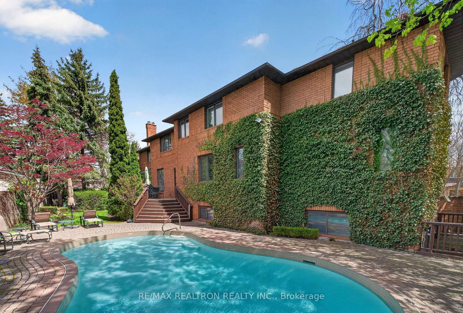 15 Sunforest Court • Toronto, ON photo 6