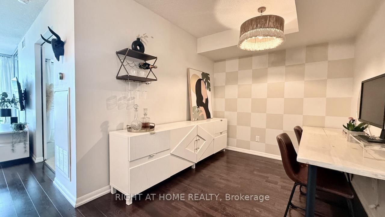 209 Fort York Boulevard S • #656 • Toronto, ON photo 3