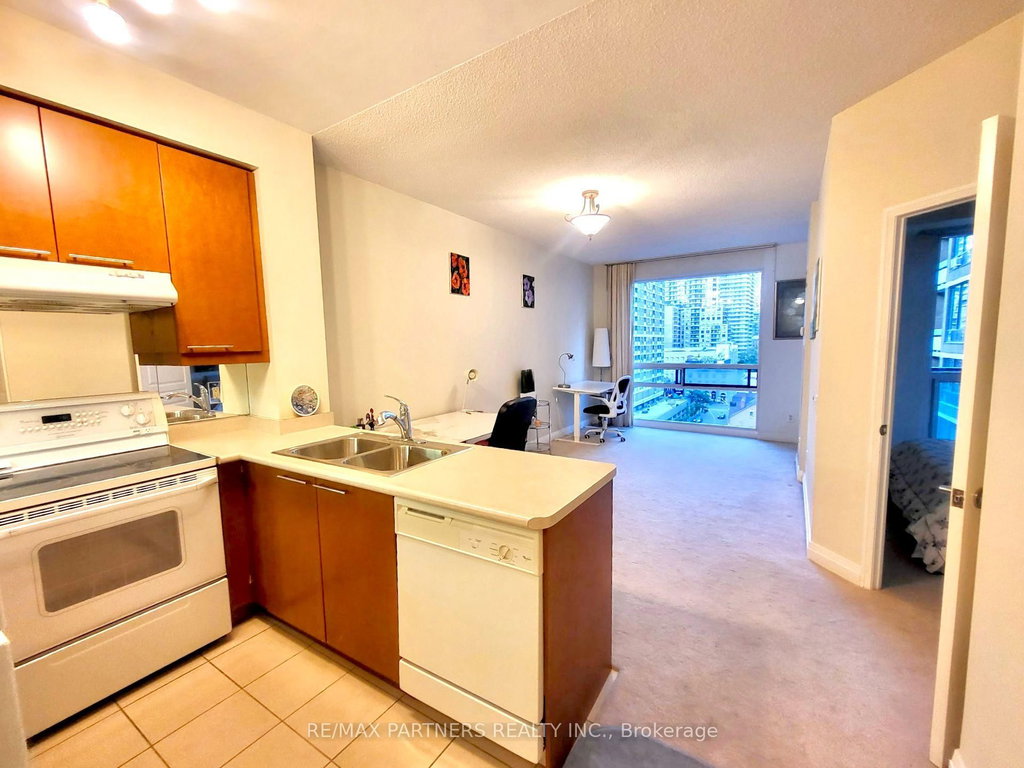 908 - 1121 Bay Street 4