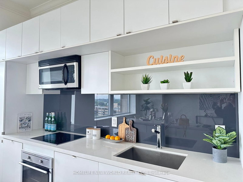1421 - 111 St Clair Avenue W