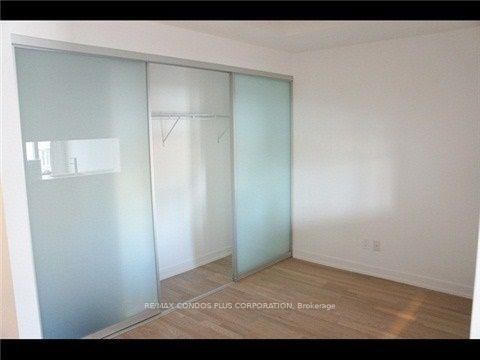 409 - 560 King Street W