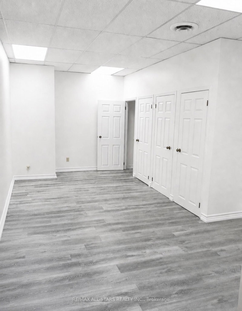 66 Gerrard St E photo 3
