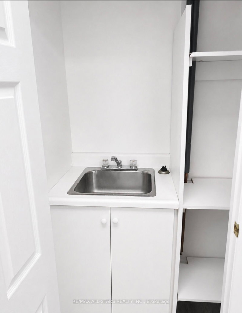 66 Gerrard St E photo 4