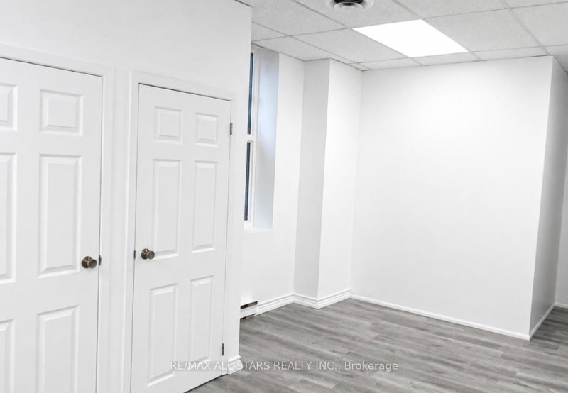 66 Gerrard St E photo 5