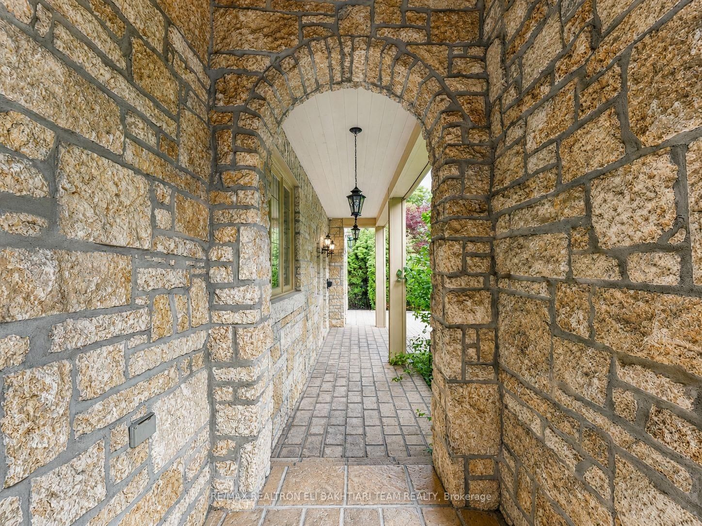 14 St Margarets Drive • Toronto, ON photo 8