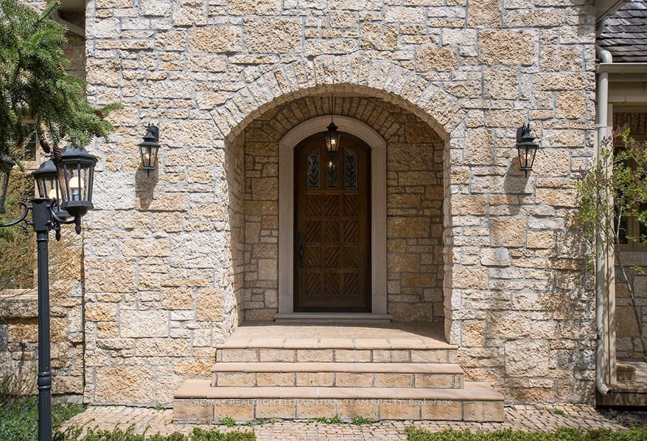 14 St Margarets Drive • Toronto, ON photo 9
