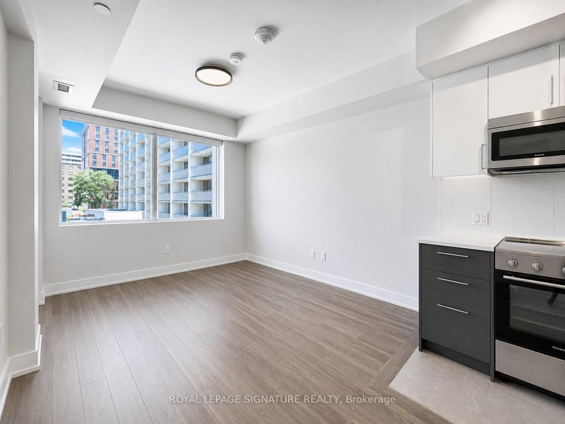 205 - 664 Spadina Avenue