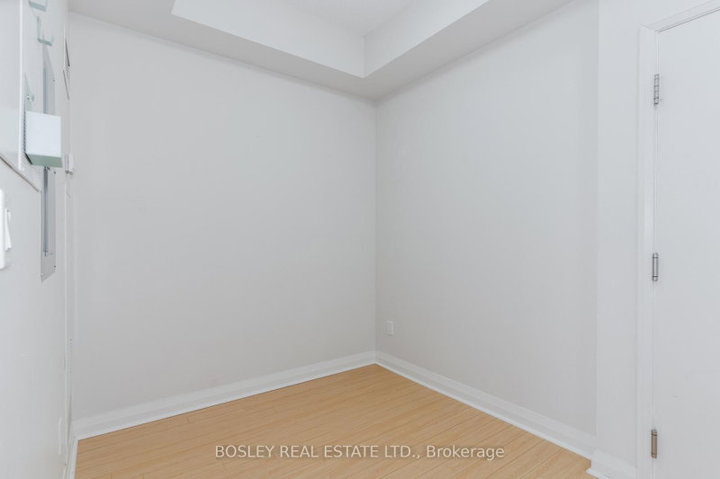 803 - 220 Victoria Street