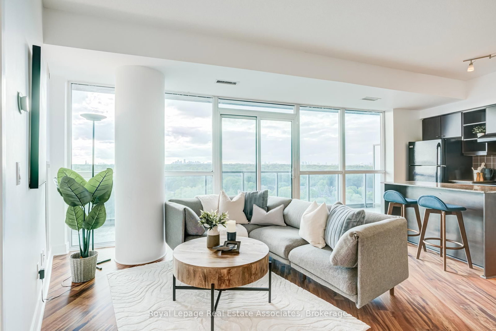 35 Brian Peck Crescent • #LPH21 • Toronto, ON photo 10