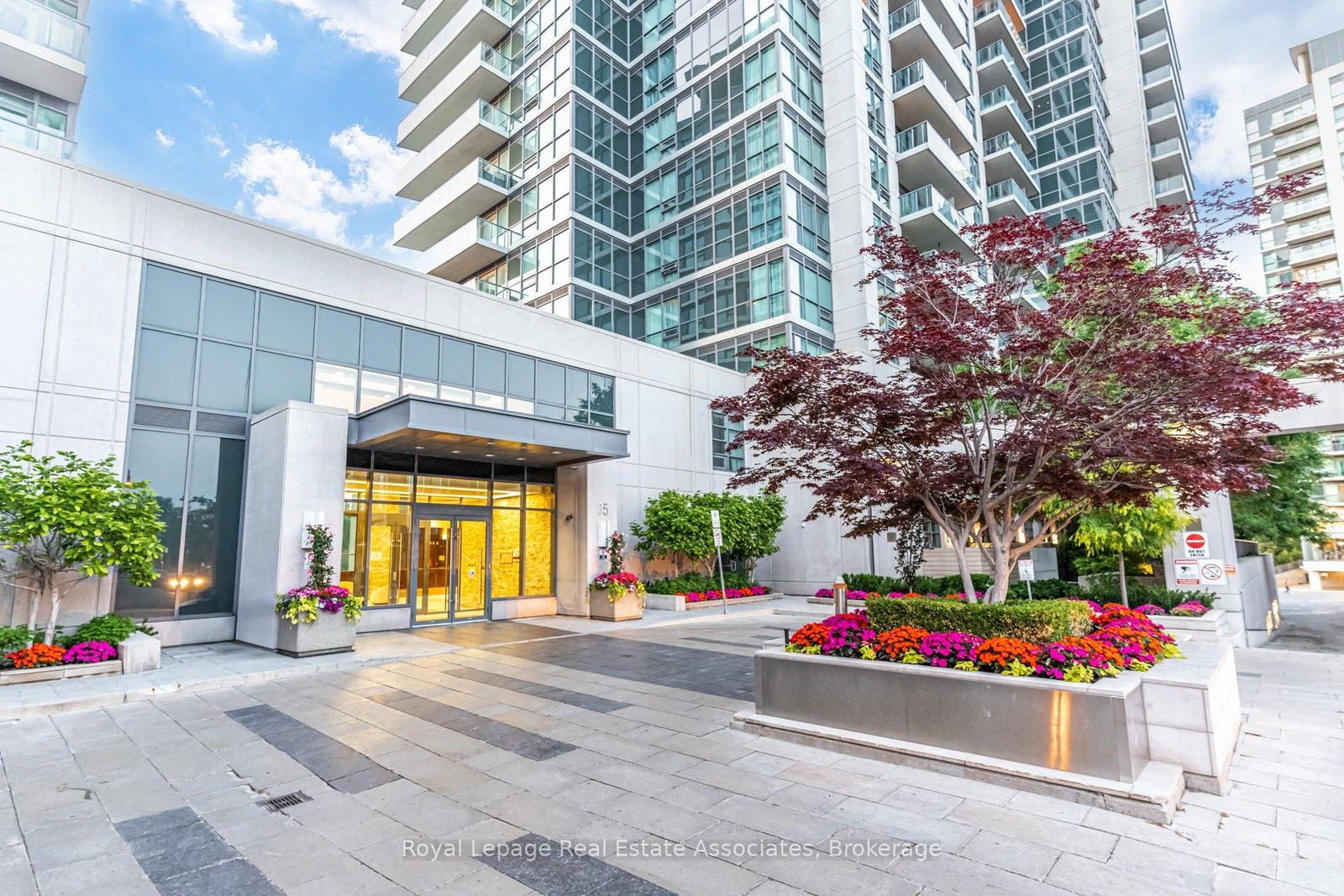 35 Brian Peck Crescent • #LPH21 • Toronto, ON photo 38