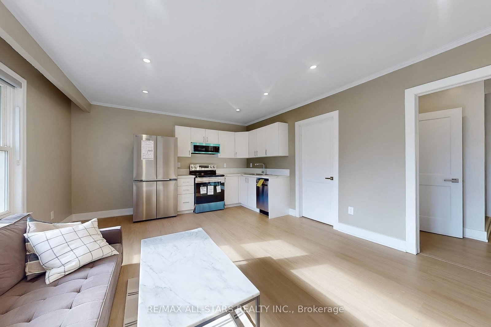Listing Image 4