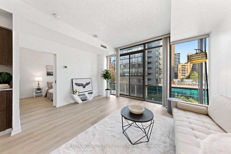 406 - 832 Bay Street