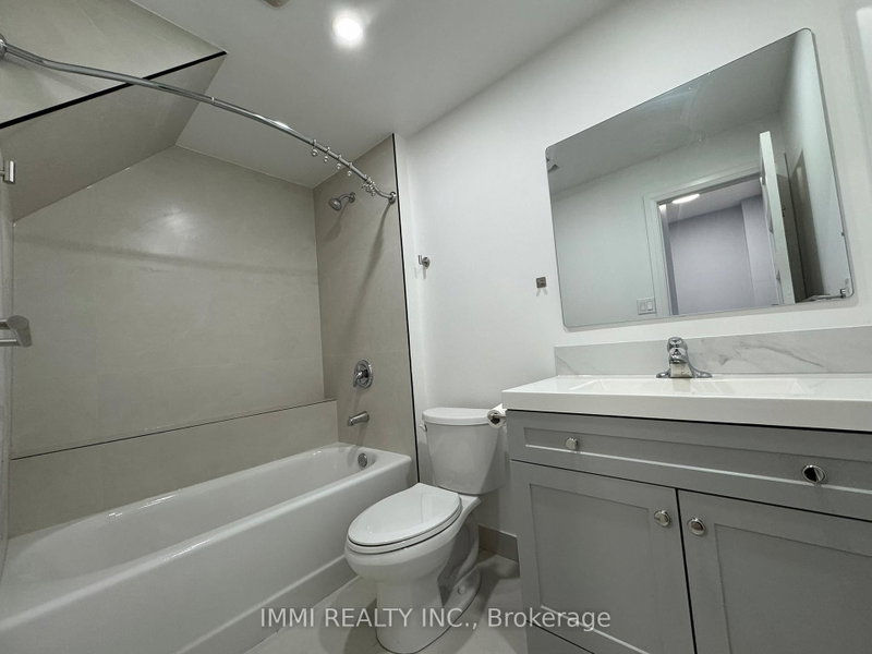 202 - 618 Bathurst Street