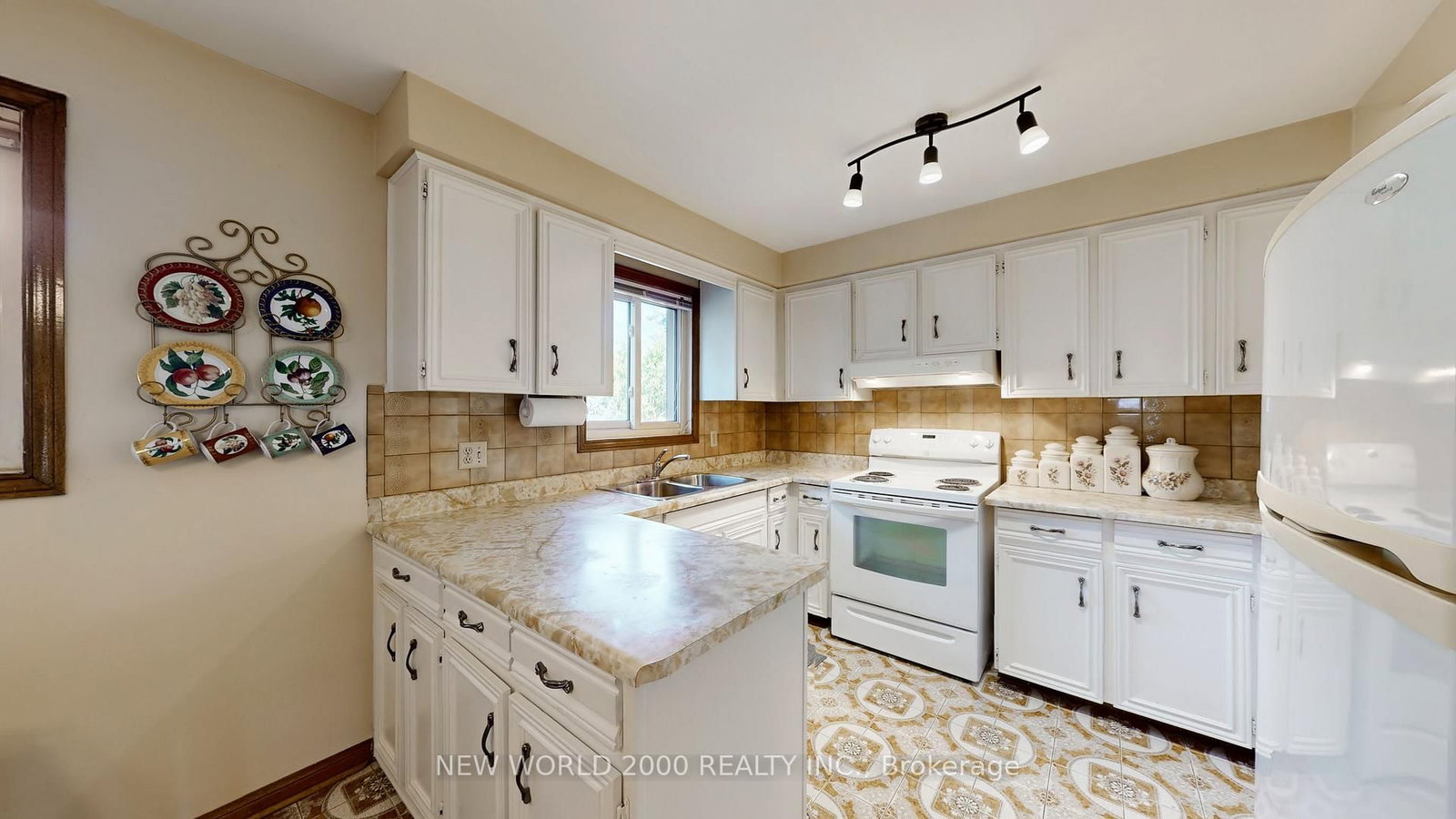 17 Squirewood Road • Toronto, ON photo 12