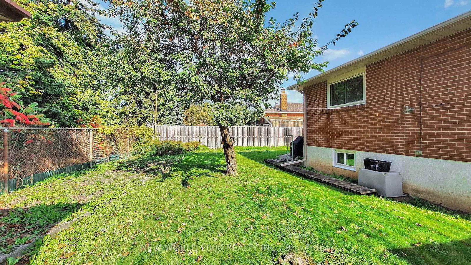 17 Squirewood Road • Toronto, ON photo 37