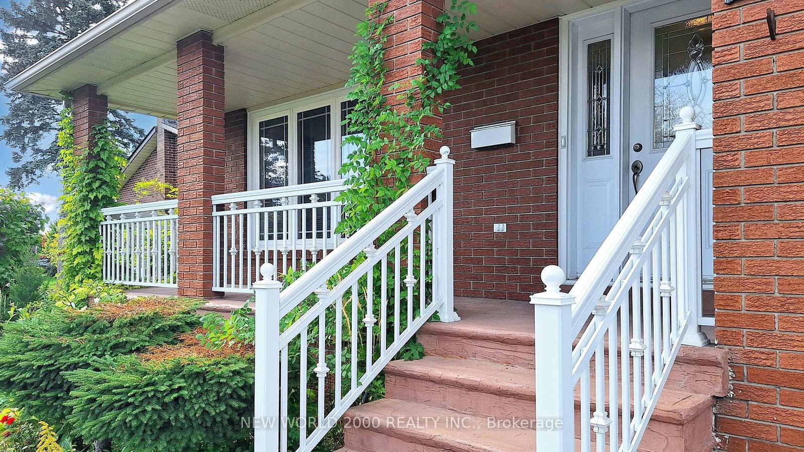 17 Squirewood Road • Toronto, ON photo 4
