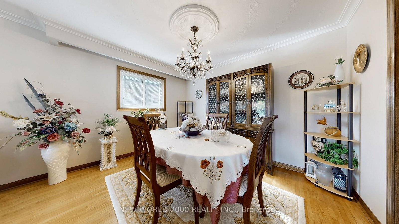 17 Squirewood Road • Toronto, ON photo 9