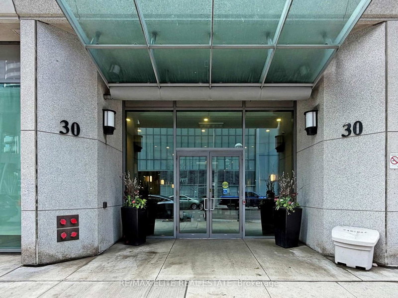 1806 - 30 Grand Trunk Crescent