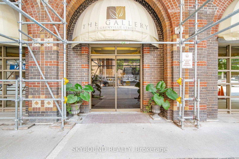 1605 - 25 Grenville Street