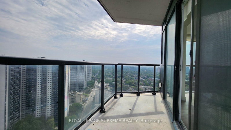 159 Wellesley St E photo 5