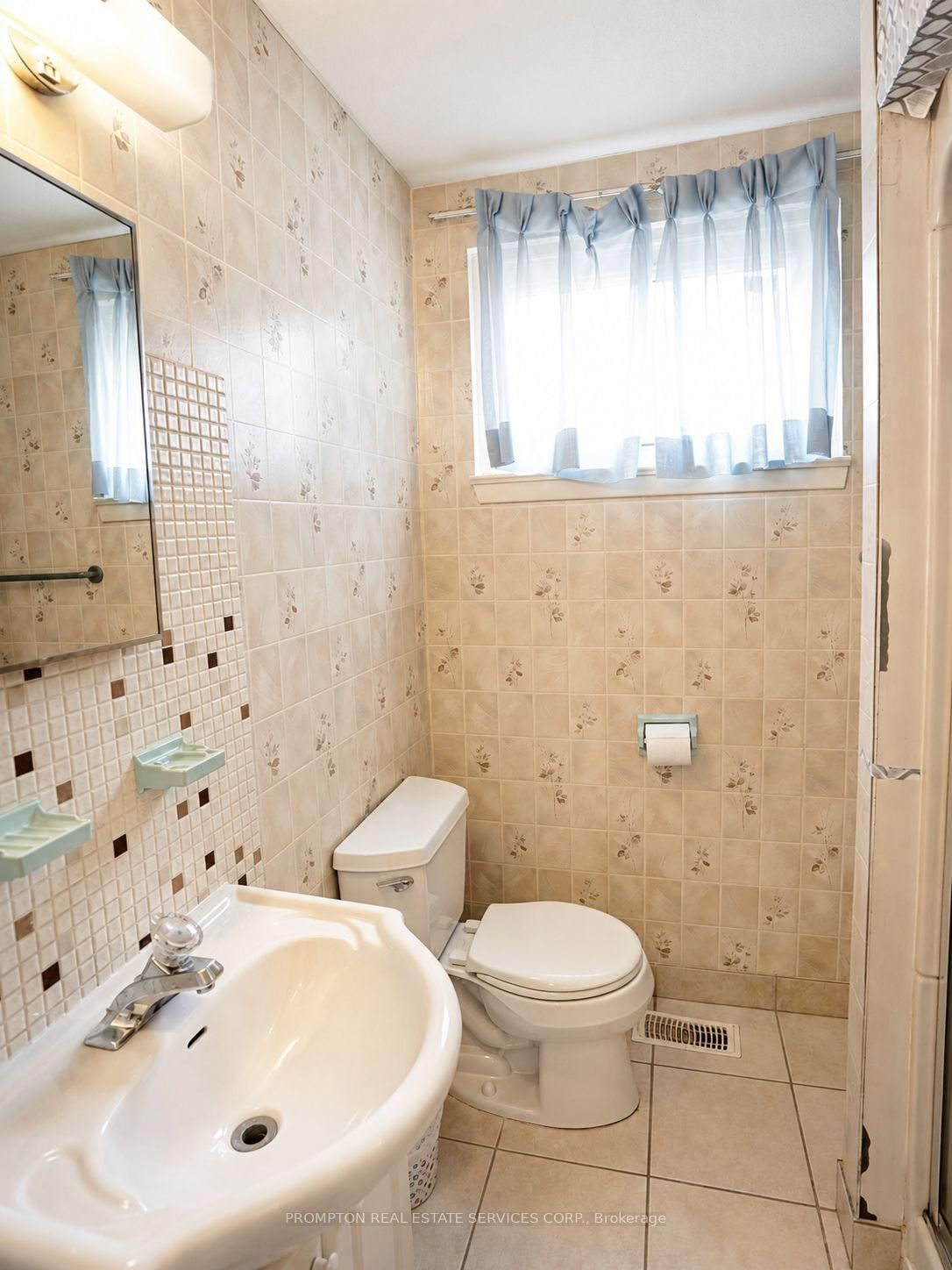 25 Lehar Crescent • Toronto, ON photo 10
