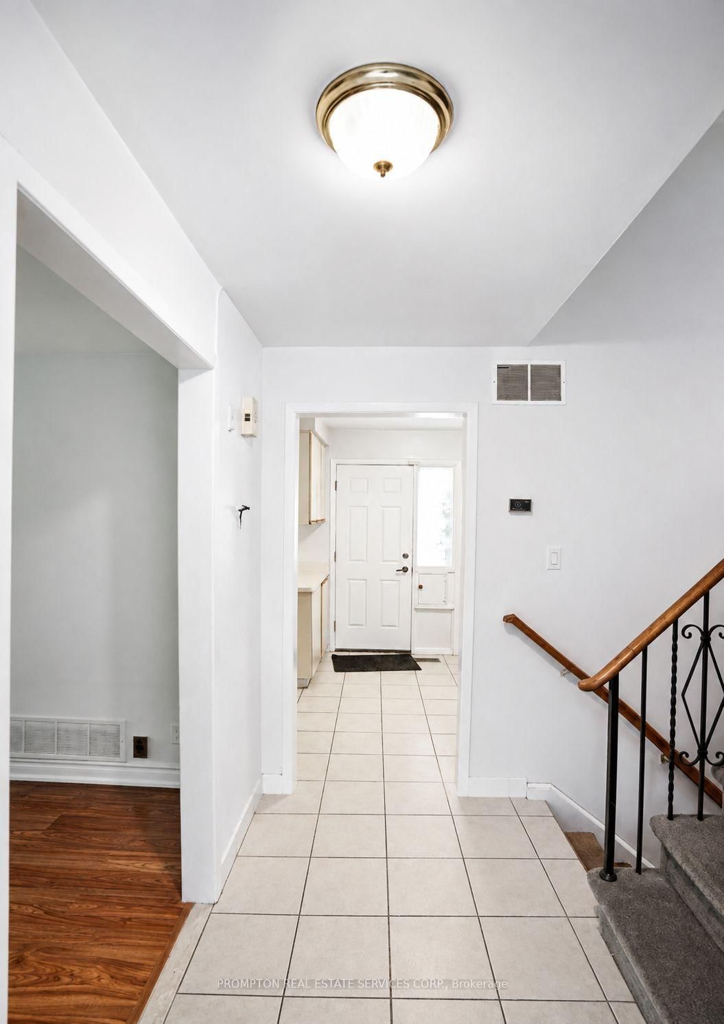 25 Lehar Crescent • Toronto, ON photo 9