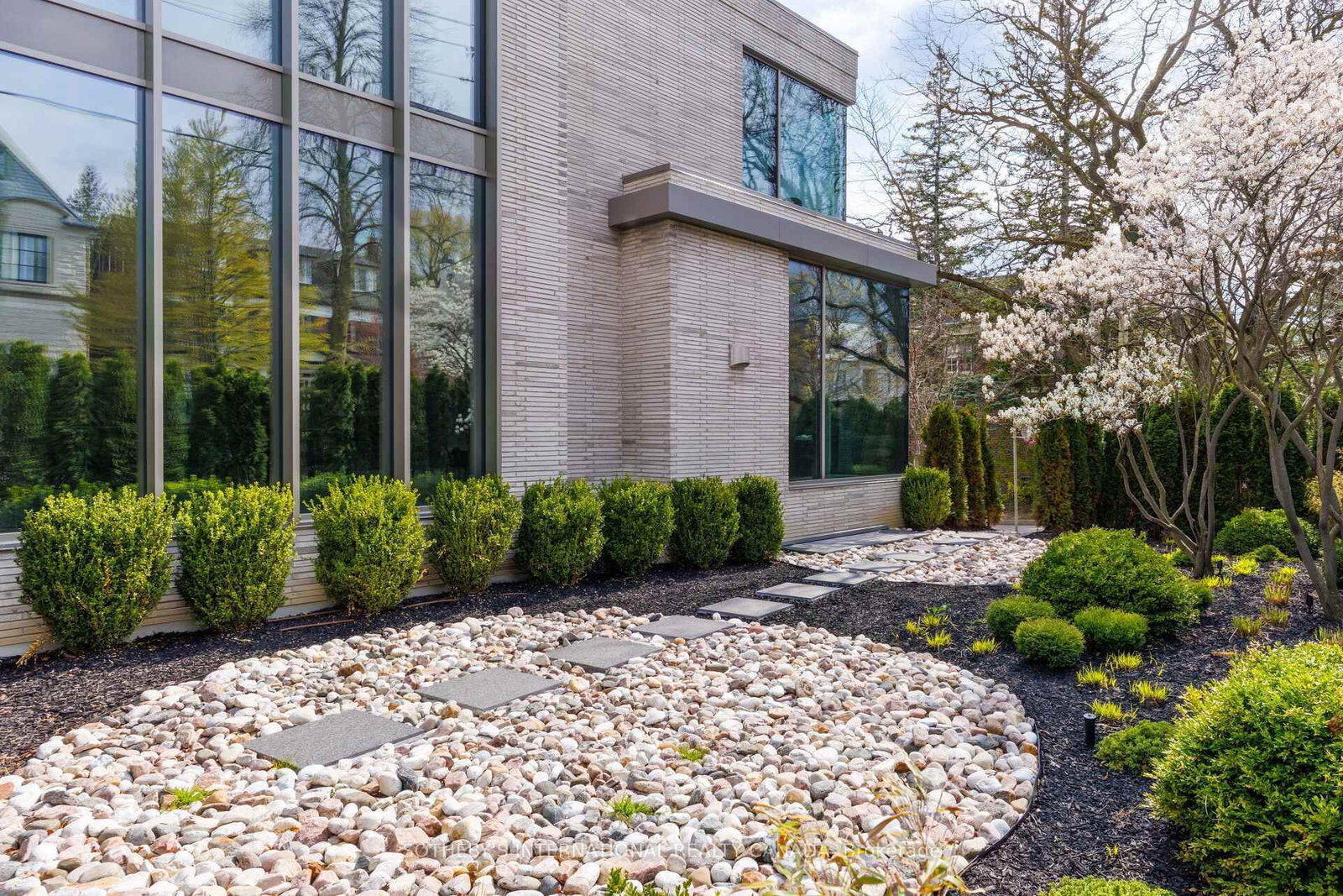 211 Dunvegan Road • Toronto, ON photo 26
