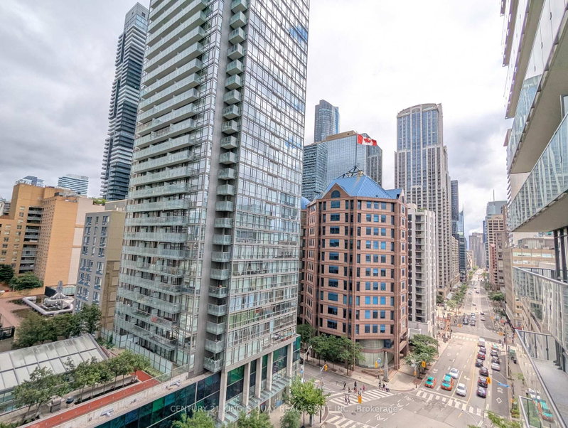 906 - 832 Bay Street