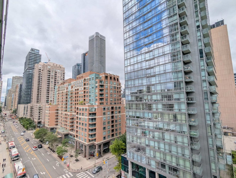 906 - 832 Bay Street