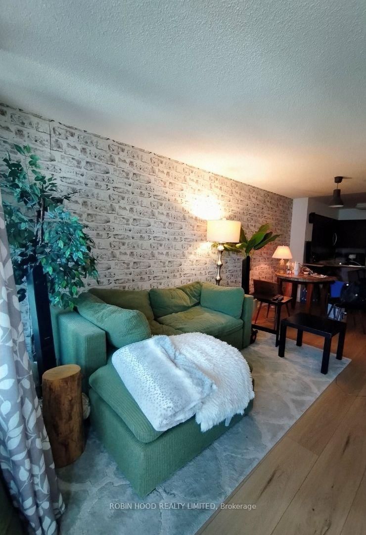 30 - 30 Grand Trunk Crescent