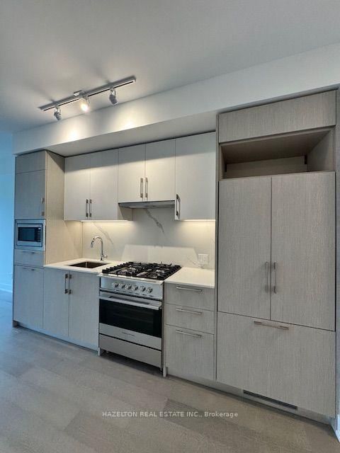 608 - 8 Manor Road W