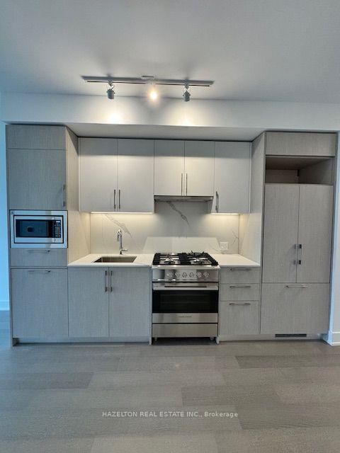 608 - 8 Manor Road W
