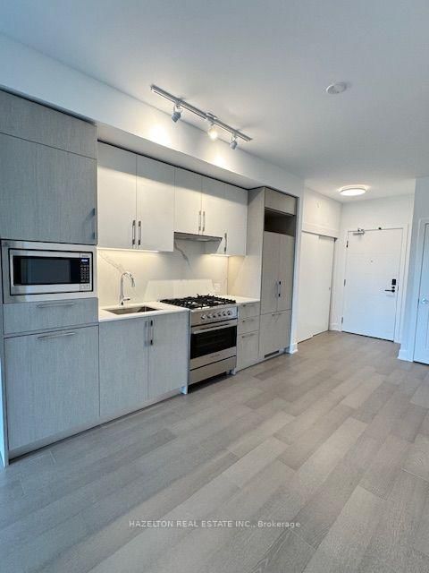 608 - 8 Manor Road W