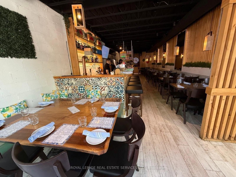 740 King St W photo 2