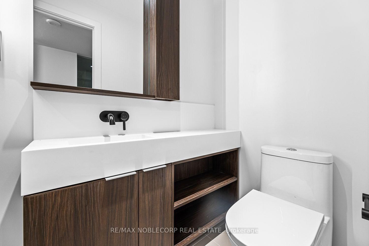 117 Broadway Avenue • #817 • Toronto, ON photo 4