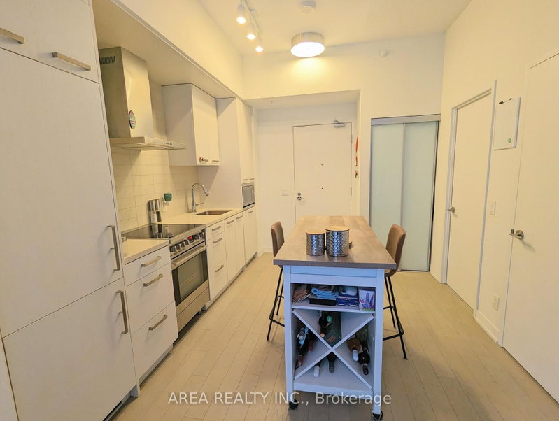 S229 - 455 Front Street E