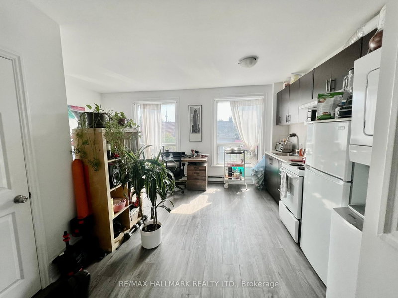 4 - 454 Bloor Street W