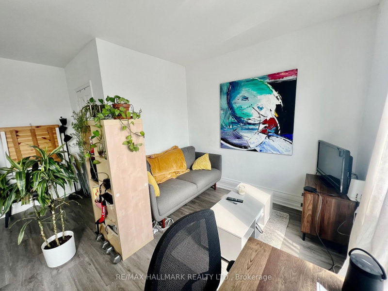 4 - 454 Bloor Street W