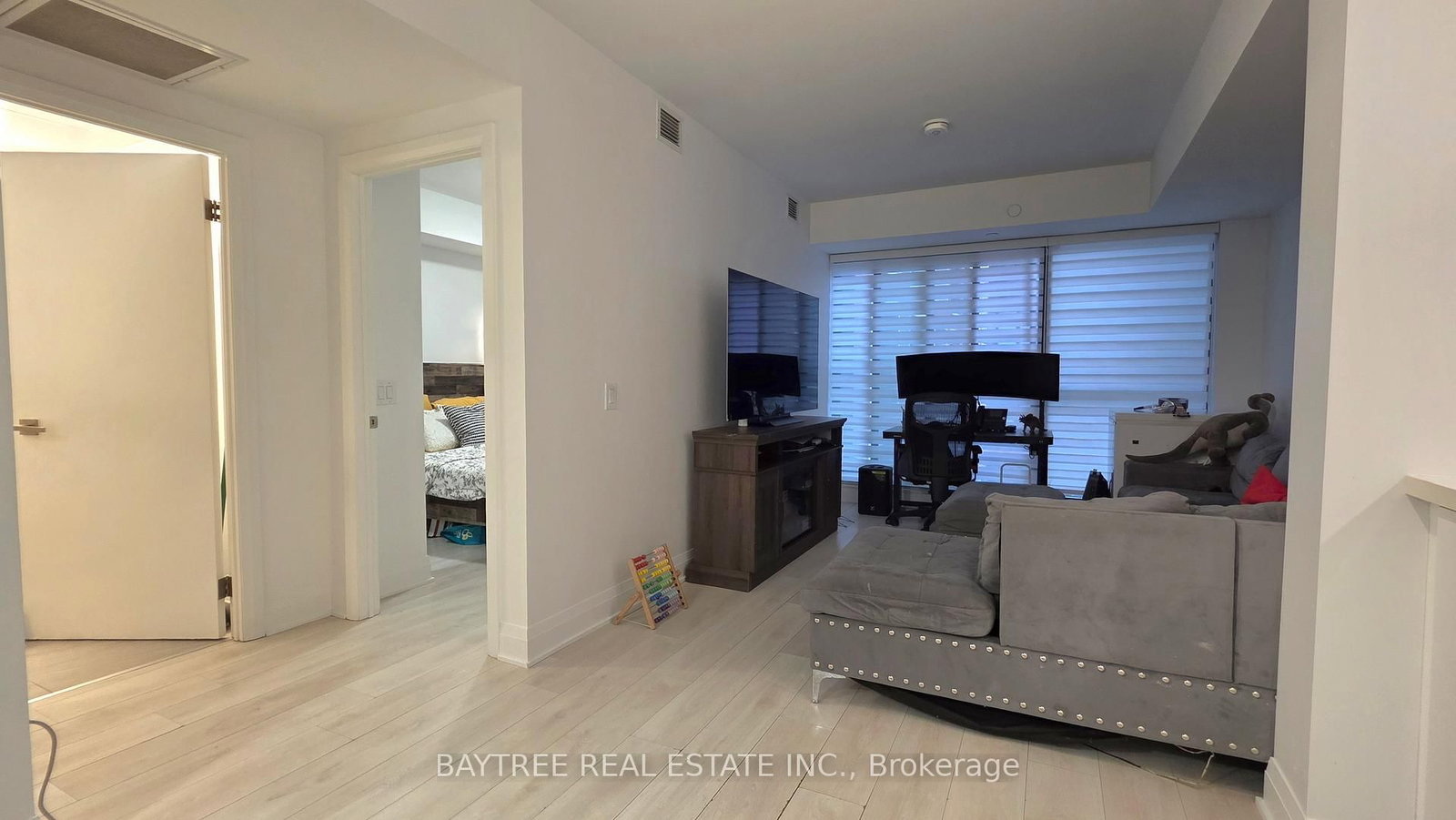 Condo for lease at 402-33 Frederick Todd Way, Toronto, Ontario, M4G 0C9 - Thorncliffe Park - MLS: C13658564