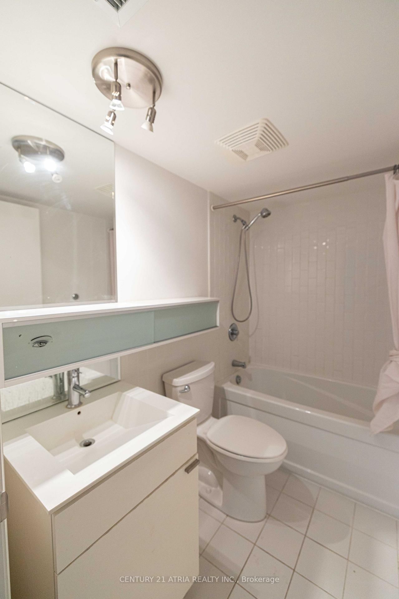 111 Elizabeth Street • #606 • Toronto, ON photo 16
