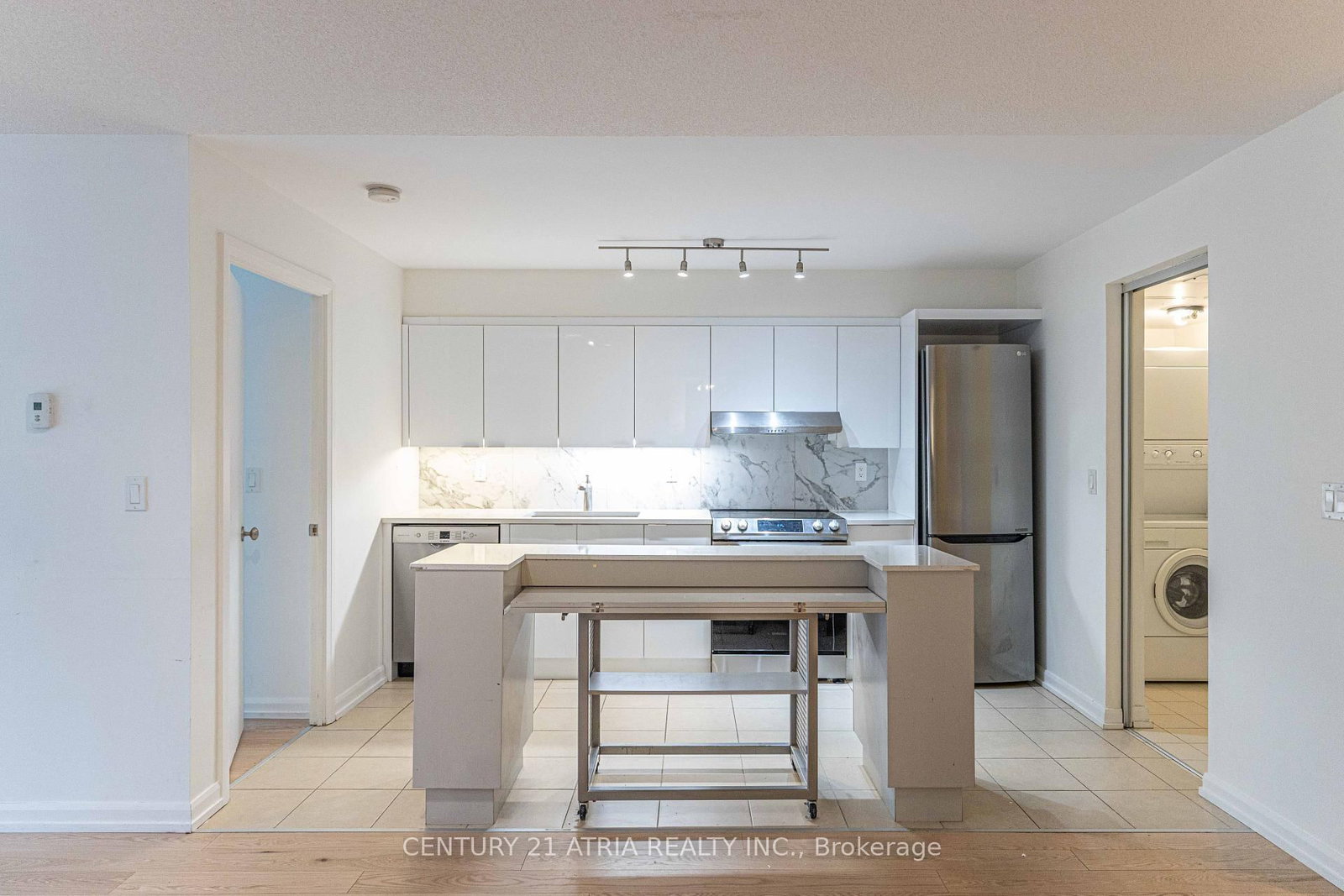 111 Elizabeth Street • #606 • Toronto, ON photo 3