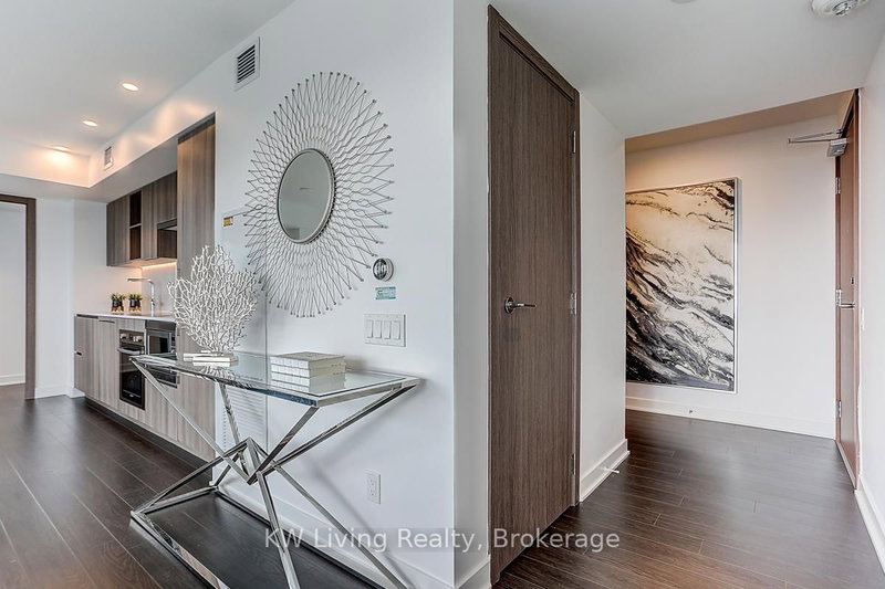 1612 - 19 Bathurst Street